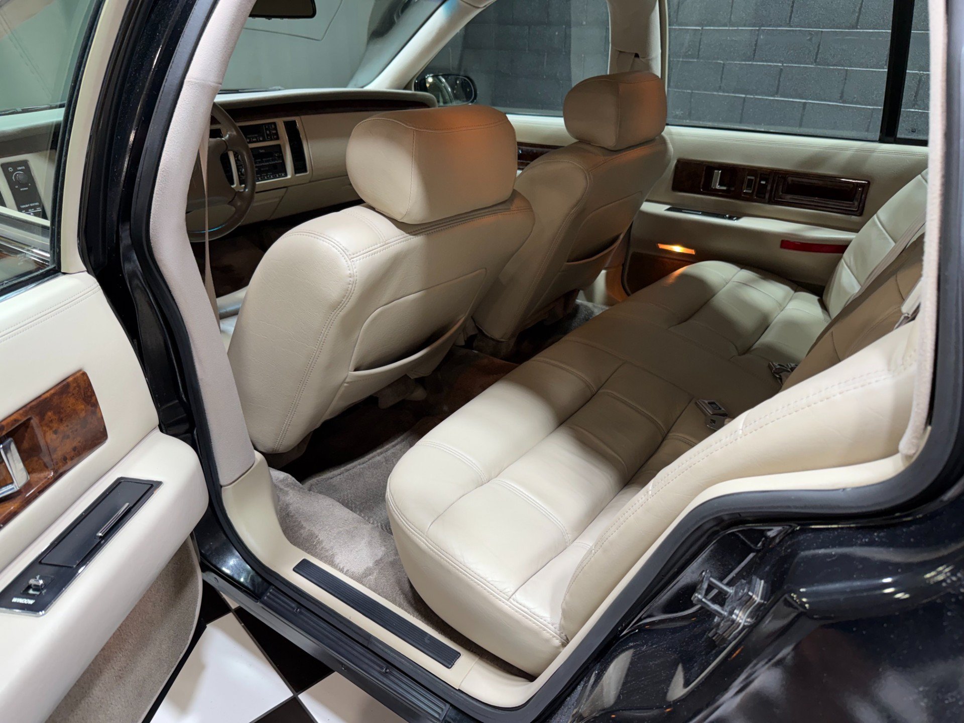 Used 1995 Cadillac Fleetwood Brougham RWD image 4