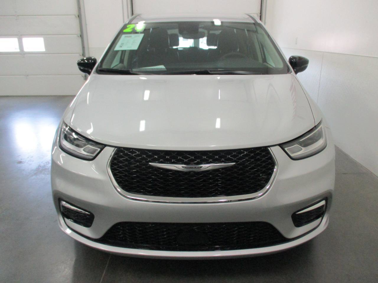 Used 2024 Chrysler Pacifica Touring-L image 8