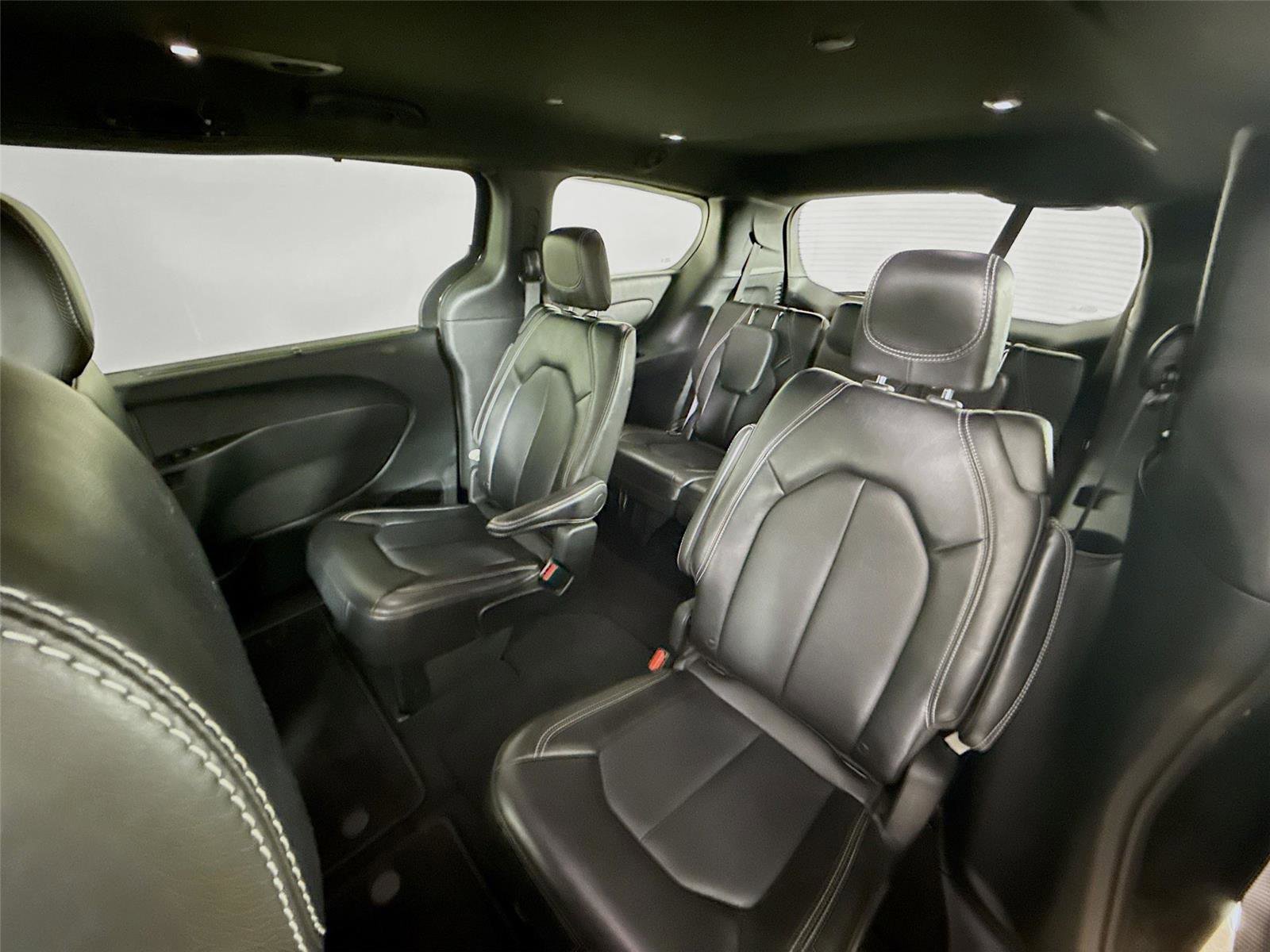Used 2025 Chrysler Pacifica Select image 11