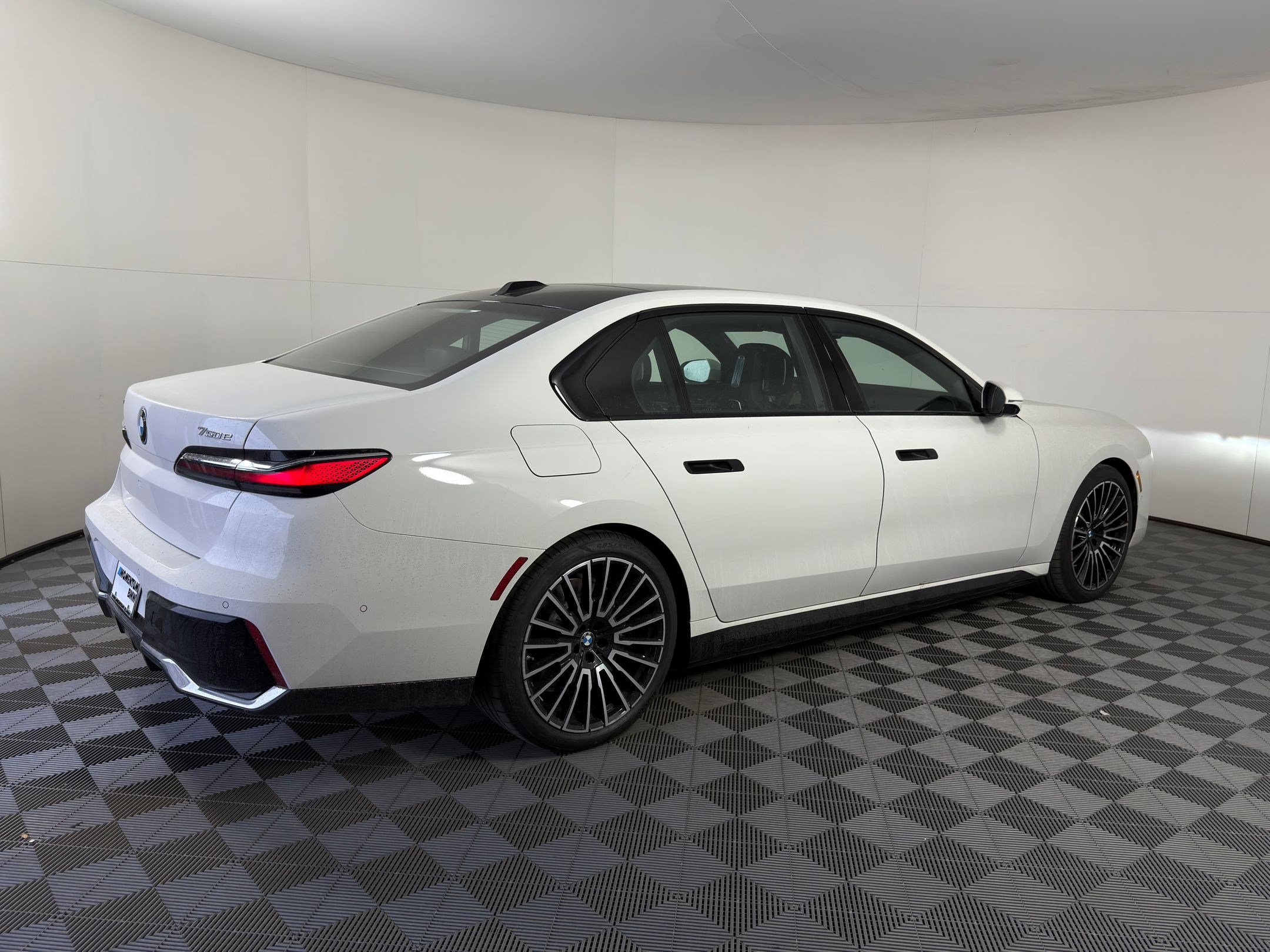 Used 2026 BMW 750e xDrive w/ Premium Package AWD/4WD image 7