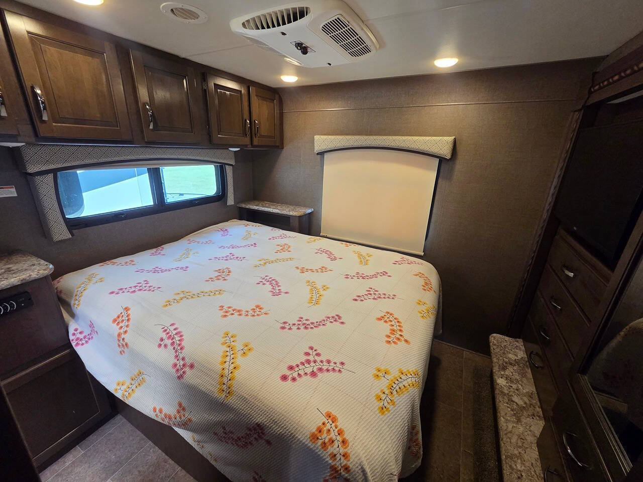 Used 2017 Ford E-450 and Econoline 450 Super Duty w/ Motorhome Prep Package RWD image 24