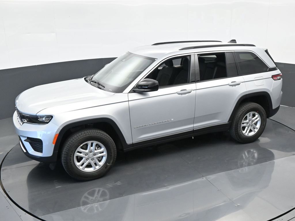 Used 2024 Jeep Grand Cherokee Laredo w/ Trailer Tow Package image 30