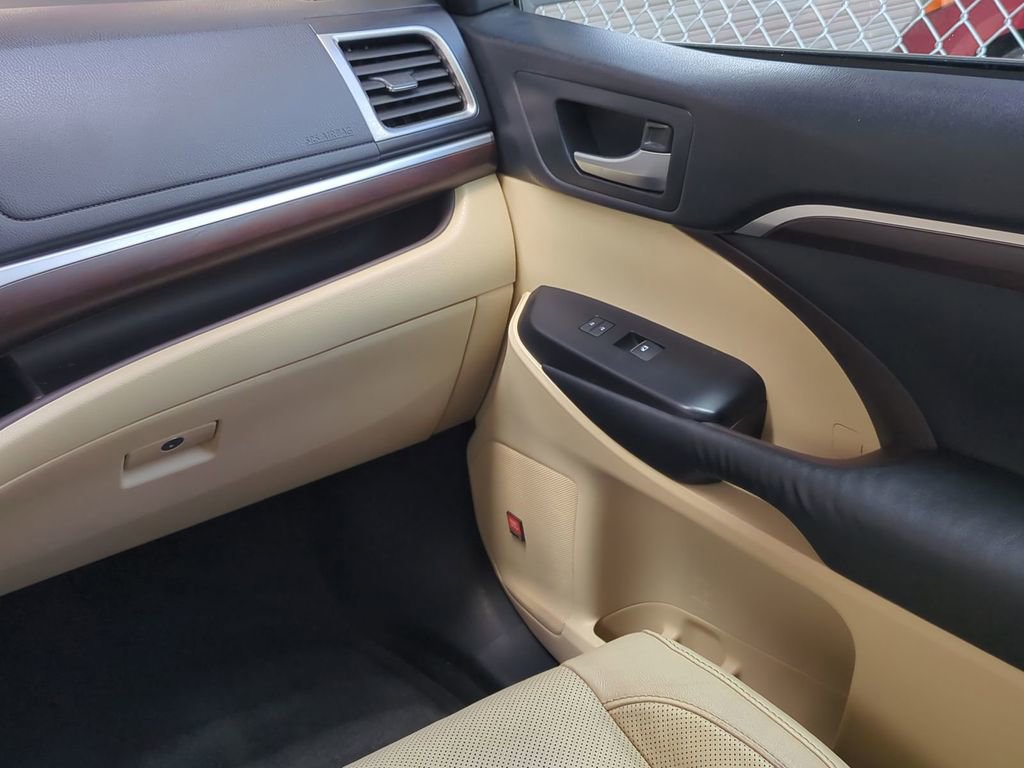 Used 2015 Toyota Highlander Limited w/ Driver Technology Package image 20