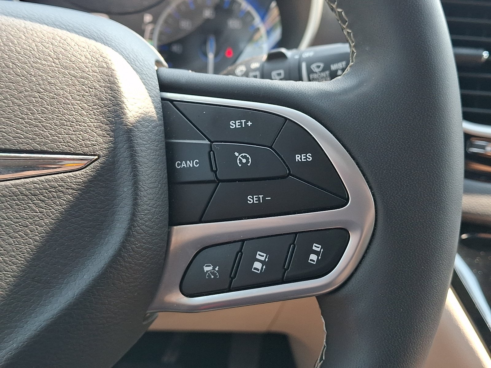 Used 2024 Chrysler Pacifica Touring-L FWD image 22
