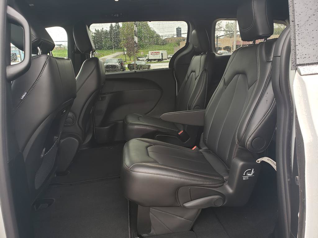 New 2026 Chrysler Pacifica Select AWD/4WD image 12