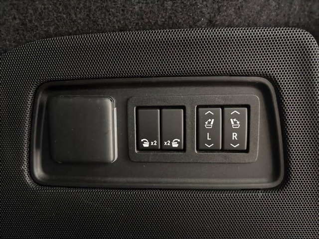 Used 2022 Cadillac Escalade Premium Luxury Platinum image 11