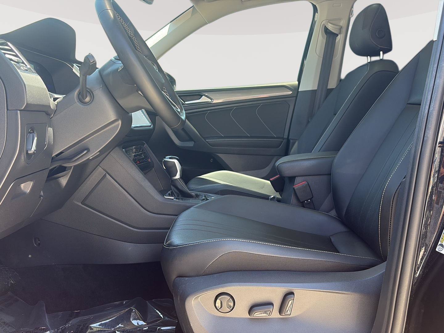 Certified 2023 Volkswagen Tiguan SE w/ Panoramic Sunroof Package AWD/4WD image 4