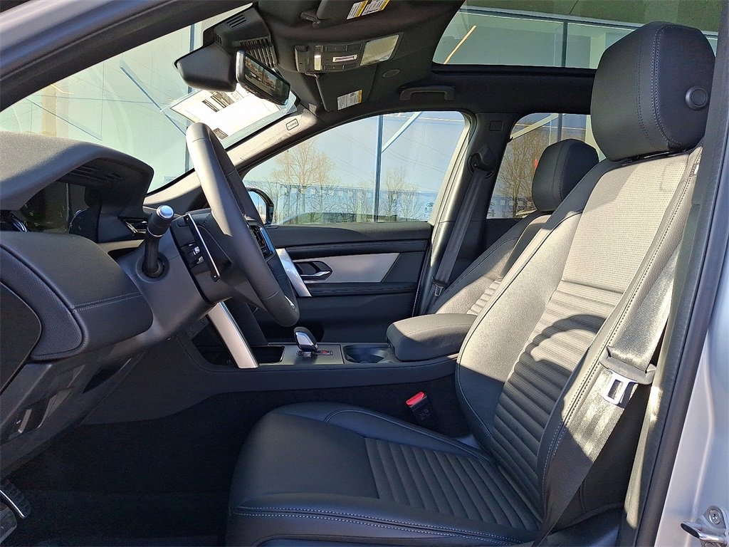 New 2025 Land Rover Discovery Sport Dynamic SE image 9