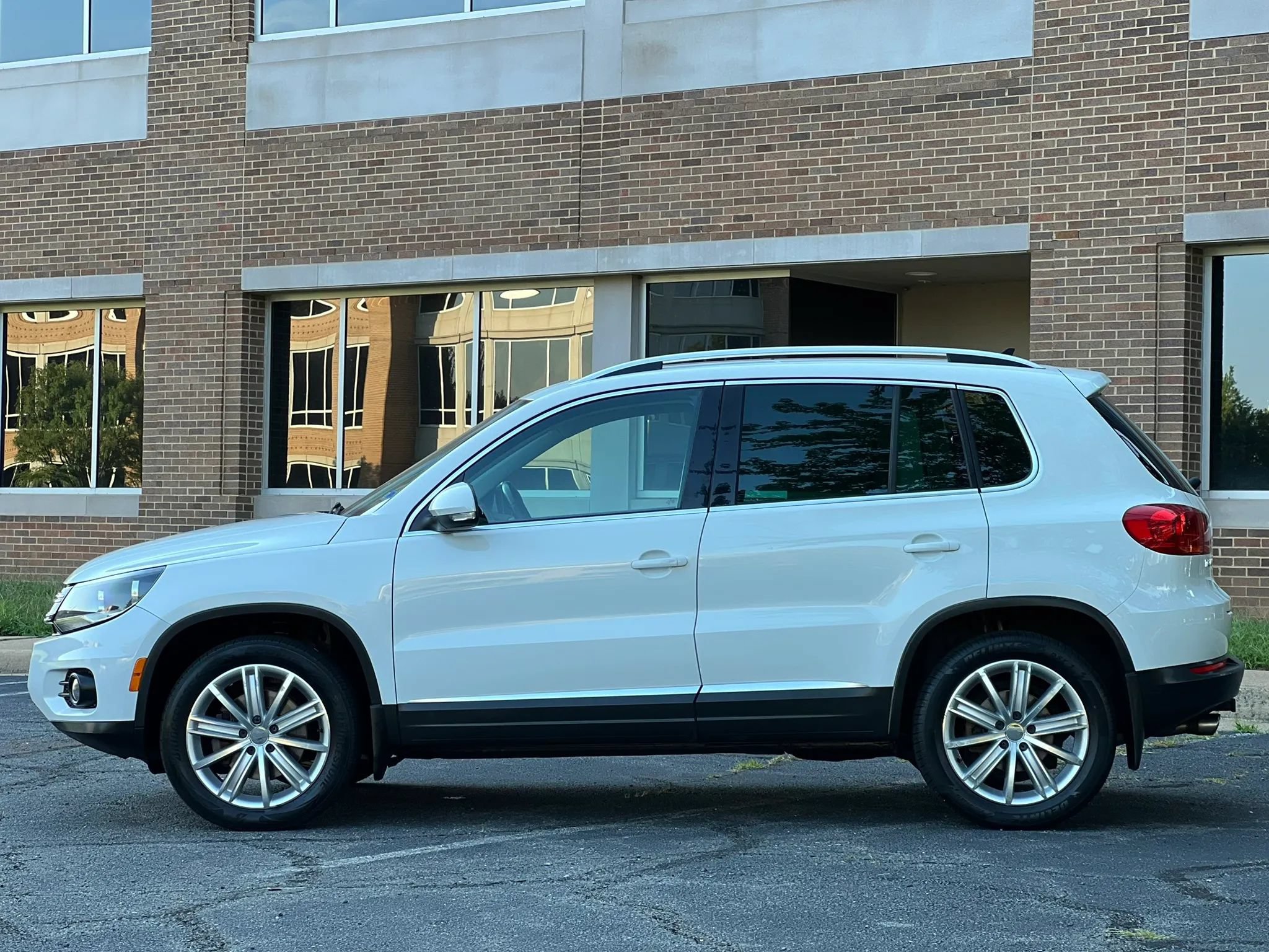 Used 2015 Volkswagen Tiguan SEL AWD/4WD image 2