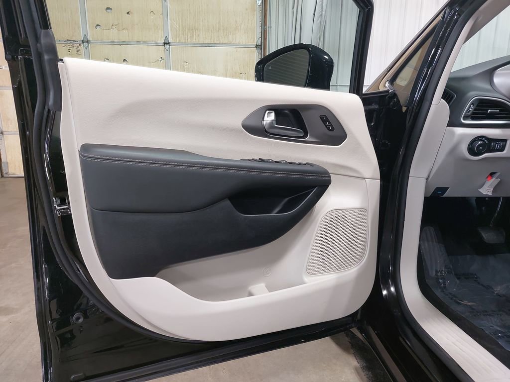 Used 2024 Chrysler Pacifica Touring-L image 26