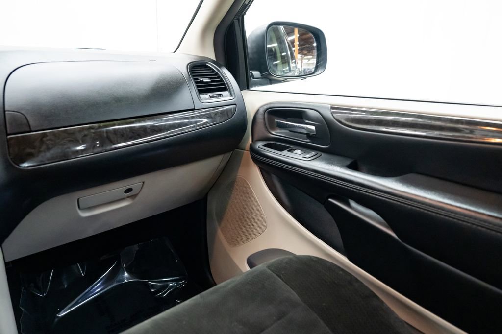 Used 2016 Dodge Grand Caravan American Value Package w/ UConnect Hands-Free Group FWD image 10