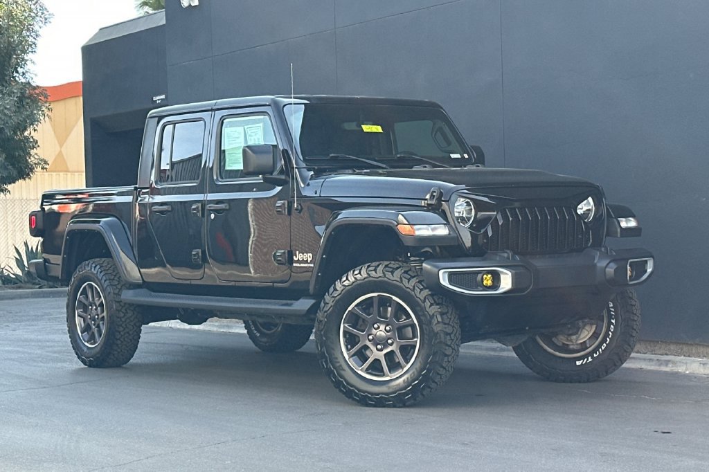 Used 2023 Jeep Gladiator Overland w/ Trailer Tow Package AWD/4WD image 2
