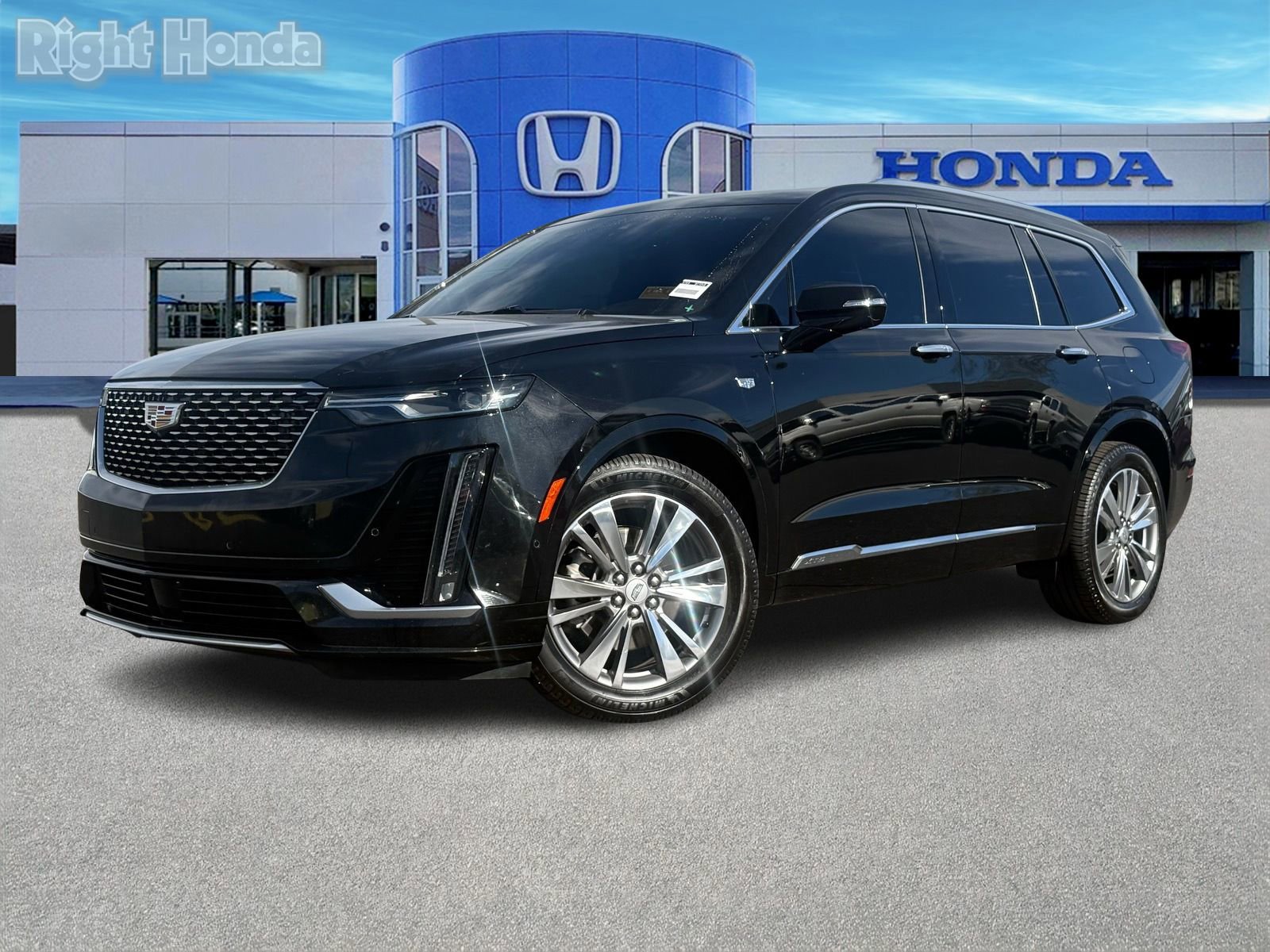 Used 2022 Cadillac XT6 Premium Luxury w/ Technology Package image 2