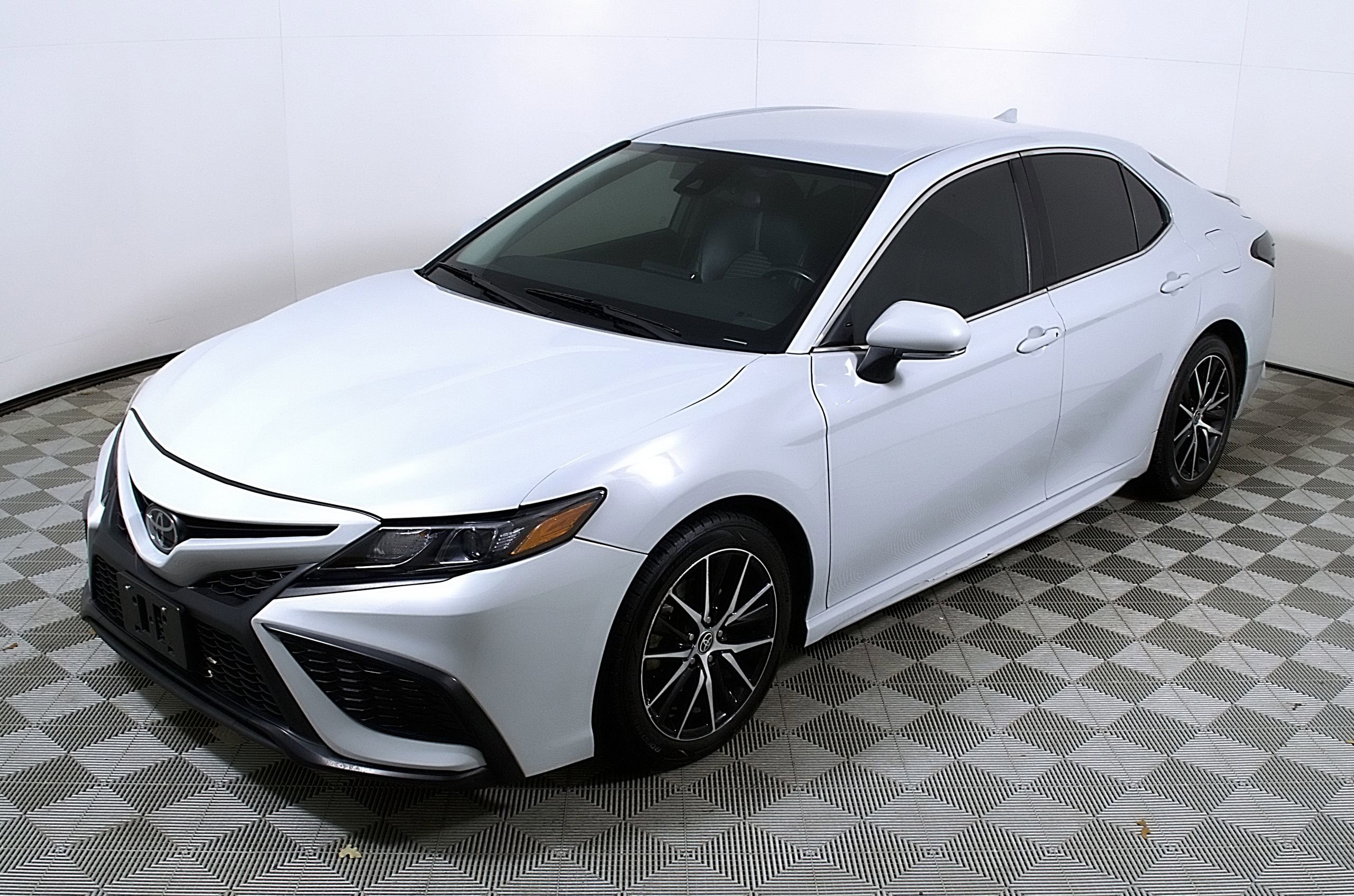 Used 2023 Toyota Camry SE image 3