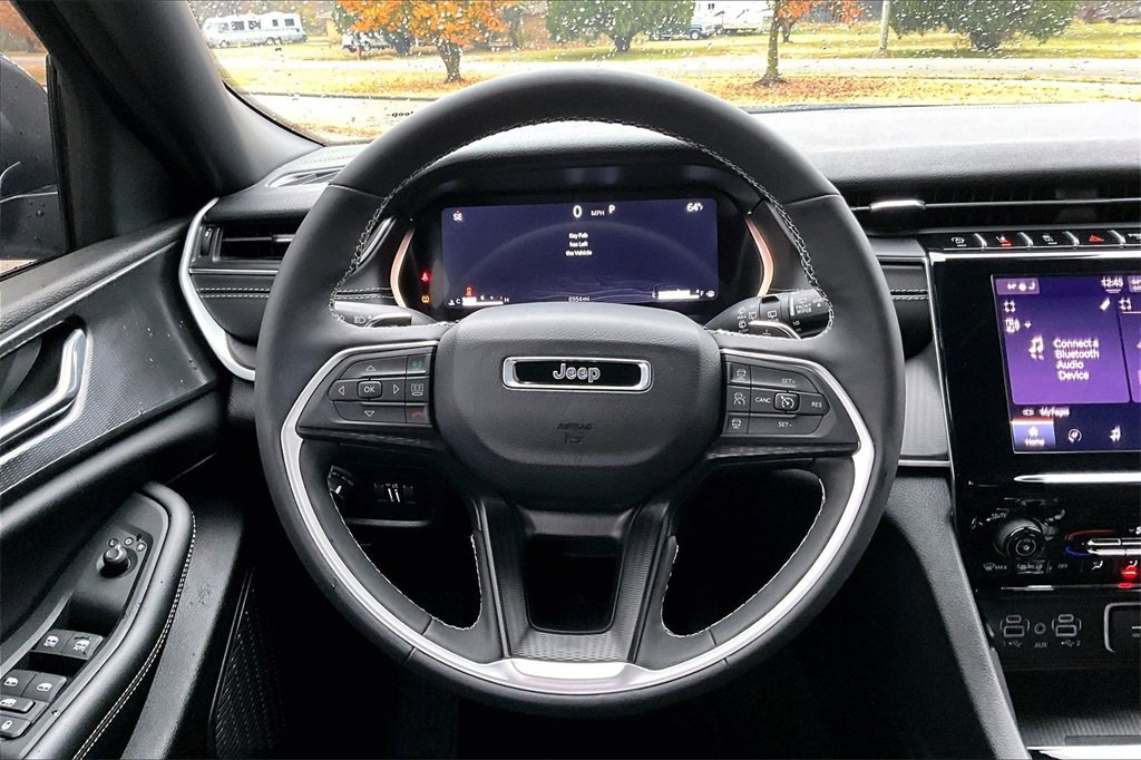 Used 2025 Jeep Grand Cherokee L Laredo w/ Luxury Tech Group I image 5