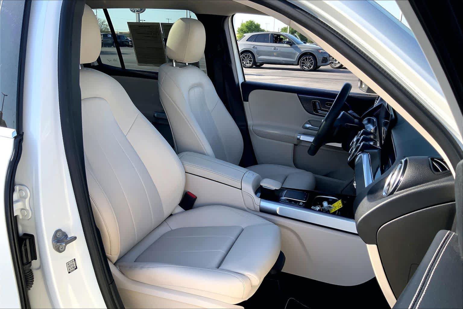 Used 2021 Mercedes-Benz GLB 250 w/ Premium Package image 9