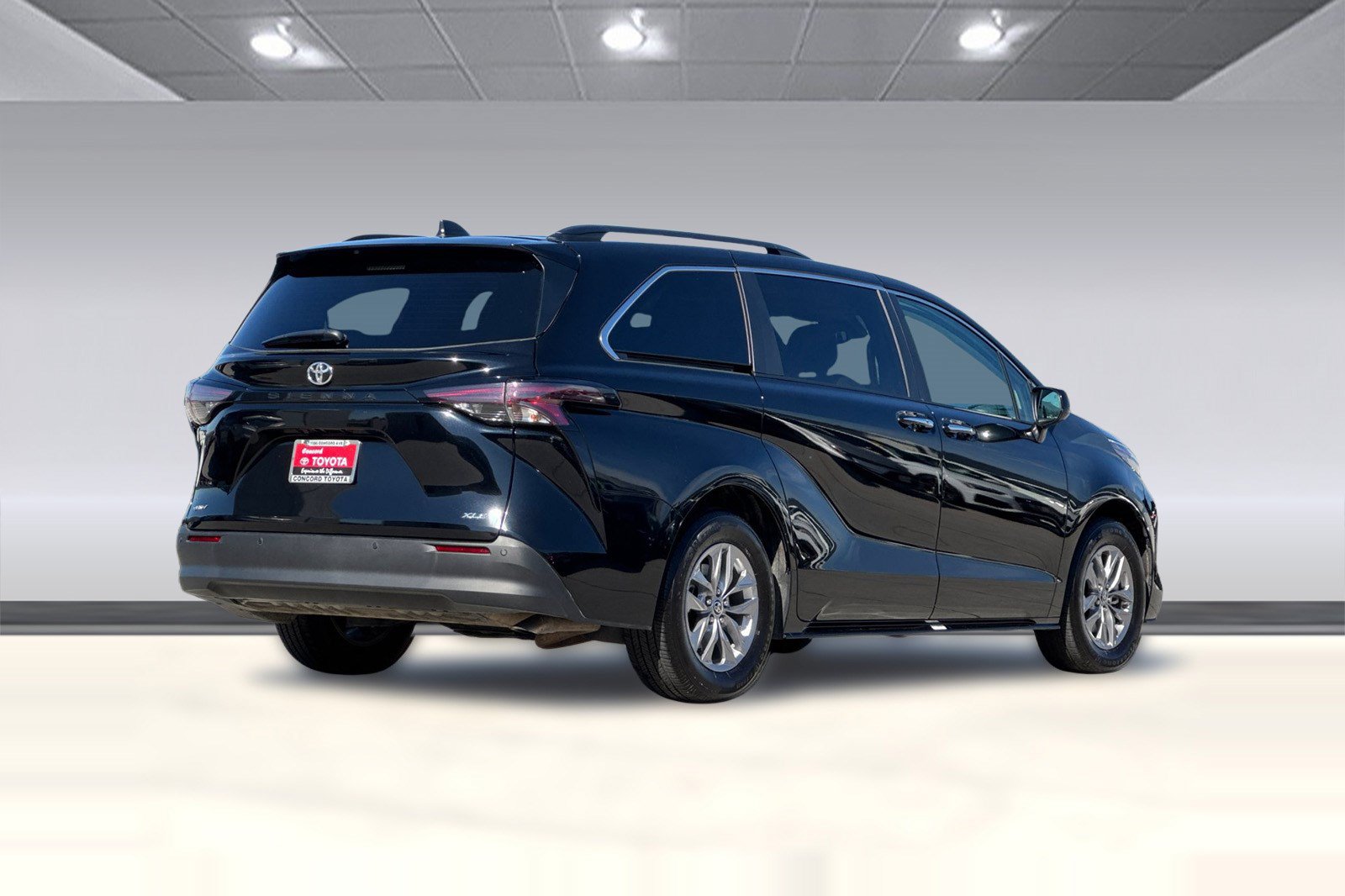 Used 2026 Toyota Sienna XLE FWD image 9