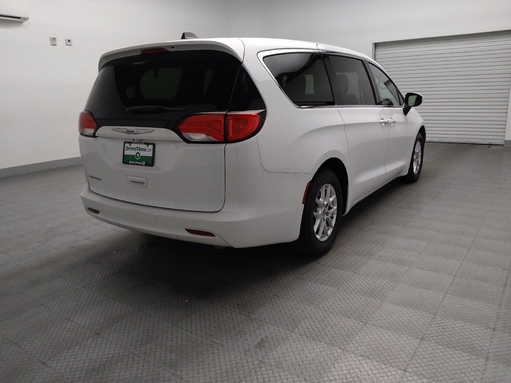Used 2022 Chrysler Voyager LX image 9