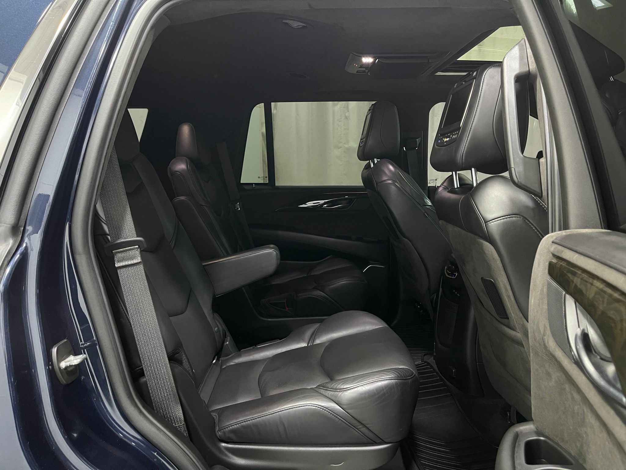 Used 2018 Cadillac Escalade Platinum AWD/4WD image 34
