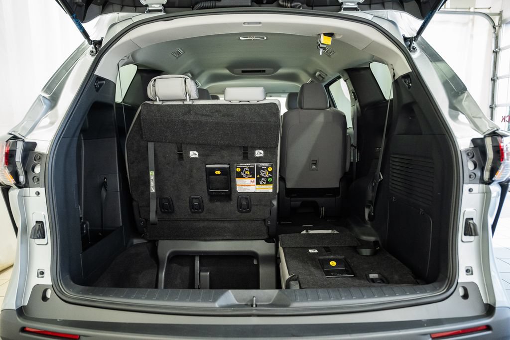 Used 2025 Toyota Sienna LE FWD image 9