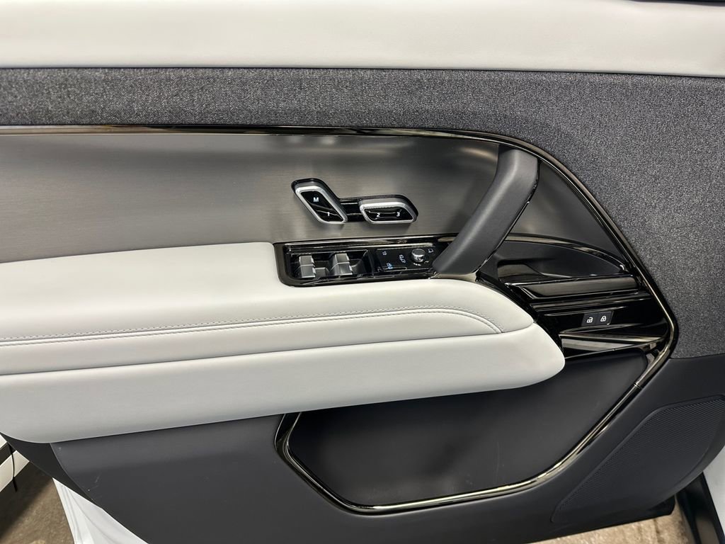 Used 2025 Land Rover Range Rover Sport SE image 16