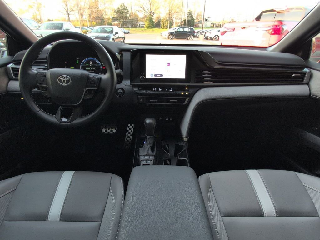 Used 2025 Toyota Camry SE image 15