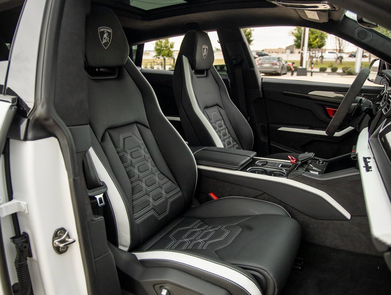 Used 2025 Lamborghini Urus SE image 46