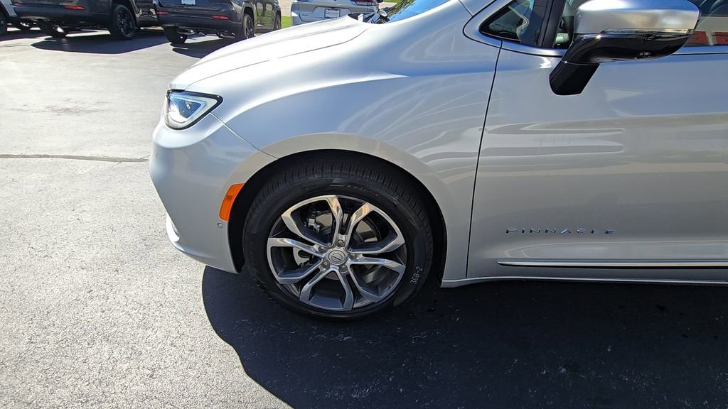 New 2026 Chrysler Pacifica Pinnacle w/ Trailer Tow Group FWD image 13