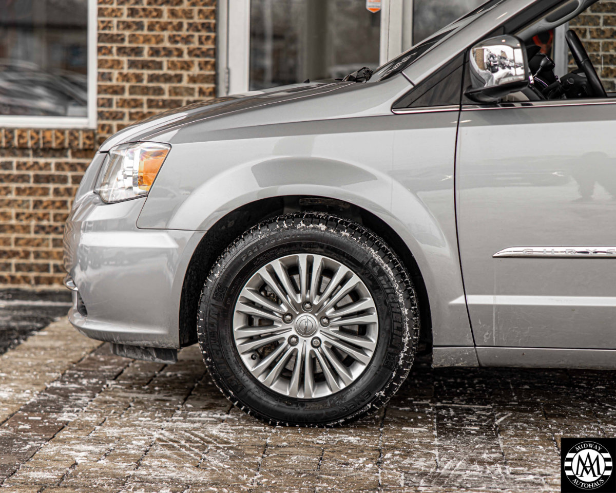 Used 2015 Chrysler Town & Country Touring-L w/ Driver Convenience Group image 6