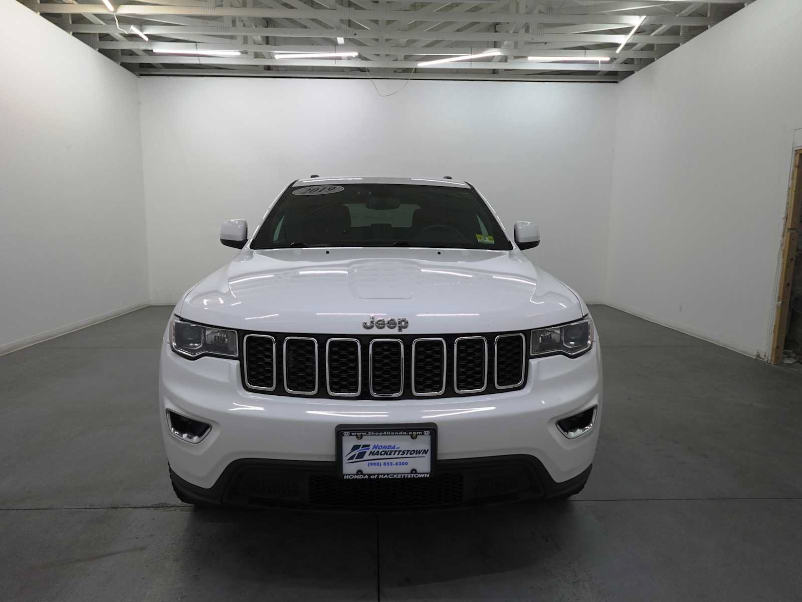 Used 2019 Jeep Grand Cherokee Laredo w/ 18" Wheel & 8.4" Radio Group AWD/4WD image 2