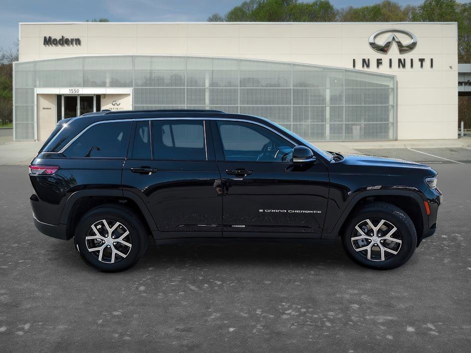 Used 2025 Jeep Grand Cherokee Limited image 3