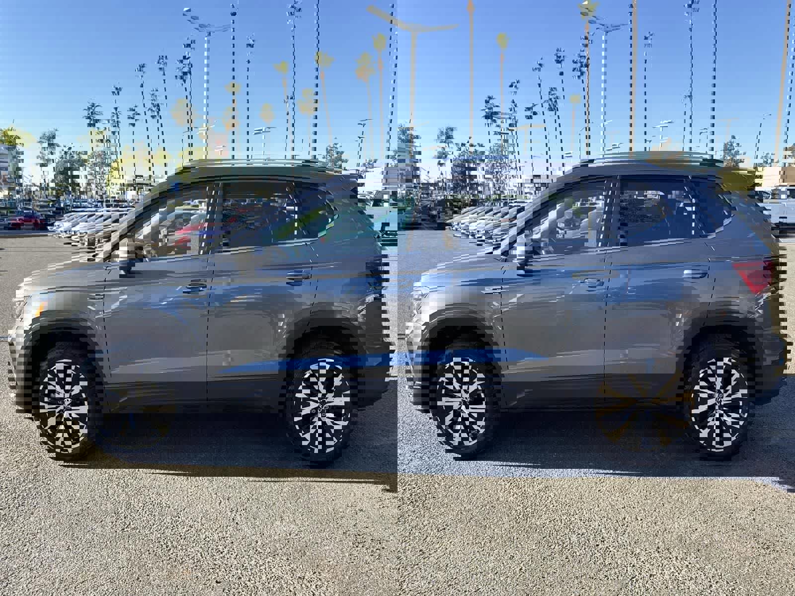 Used 2024 Volkswagen Taos SE image 3