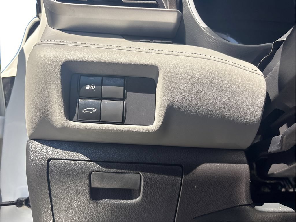 Used 2020 Toyota Highlander XLE AWD/4WD image 19