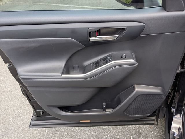 Used 2022 Toyota Highlander XLE FWD image 32