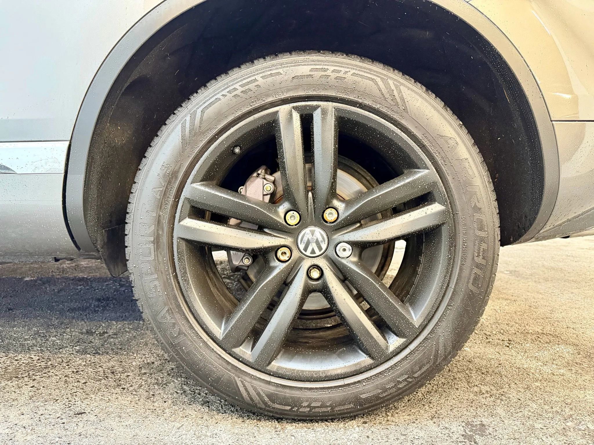 Used 2013 Volkswagen Touareg TDI image 9