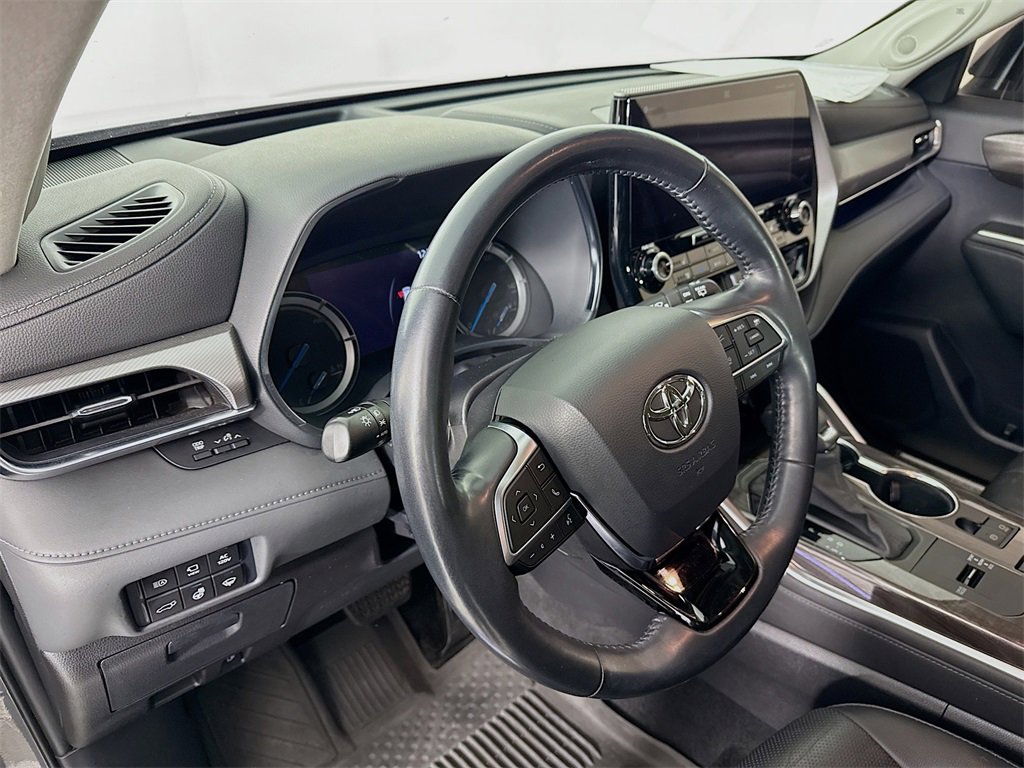 Used 2021 Toyota Highlander Platinum image 4