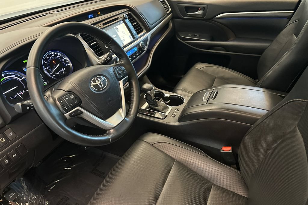 Used 2017 Toyota Highlander Limited Platinum AWD/4WD image 10