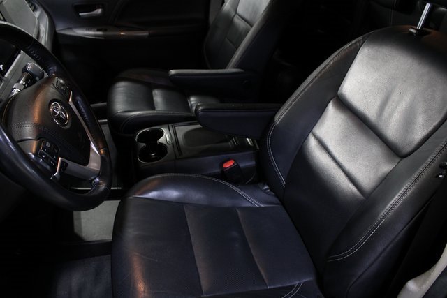 Used 2018 Toyota Sienna SE image 4