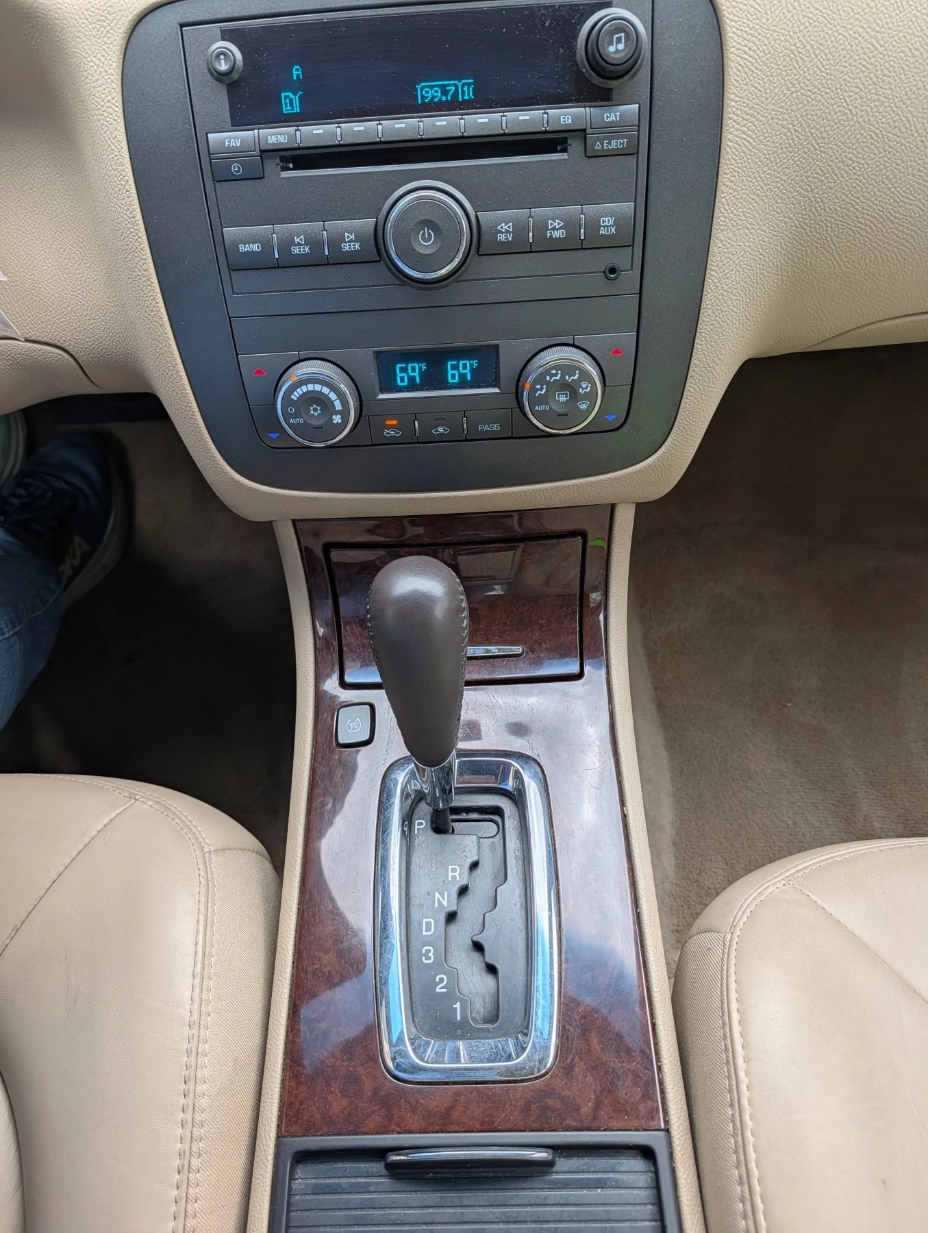Used 2011 Buick Lucerne CXL w/ Driver Confidence Package FWD image 13