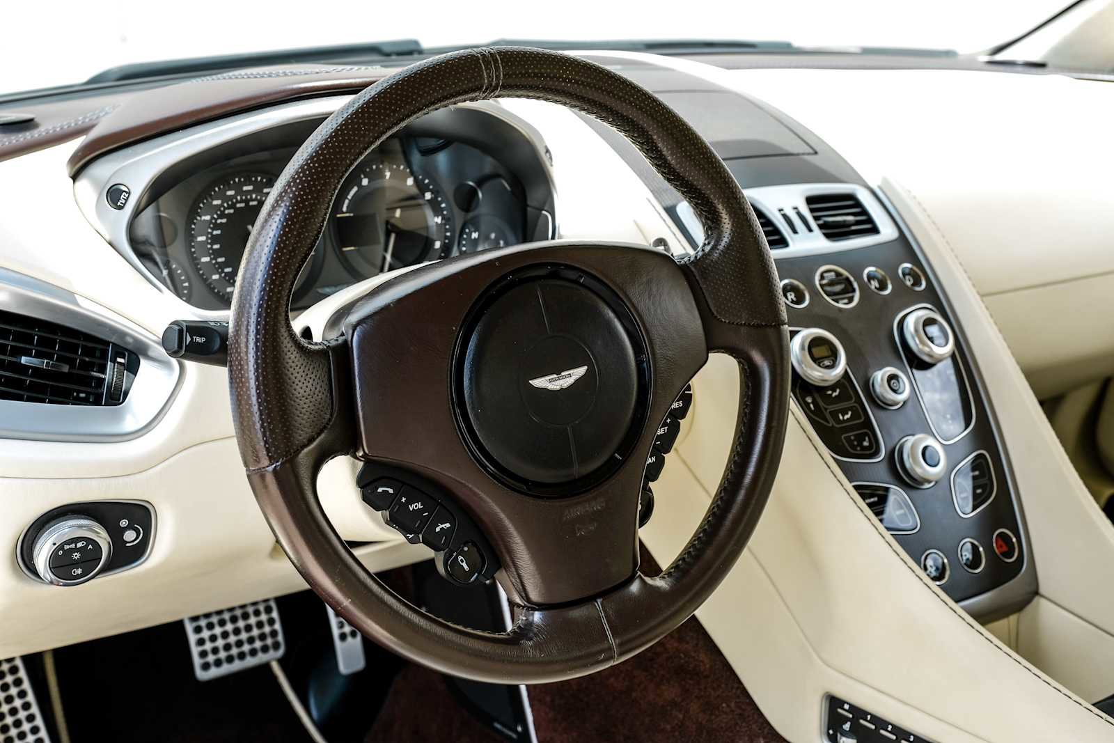 Used 2016 Aston Martin Vanquish Volante RWD image 24