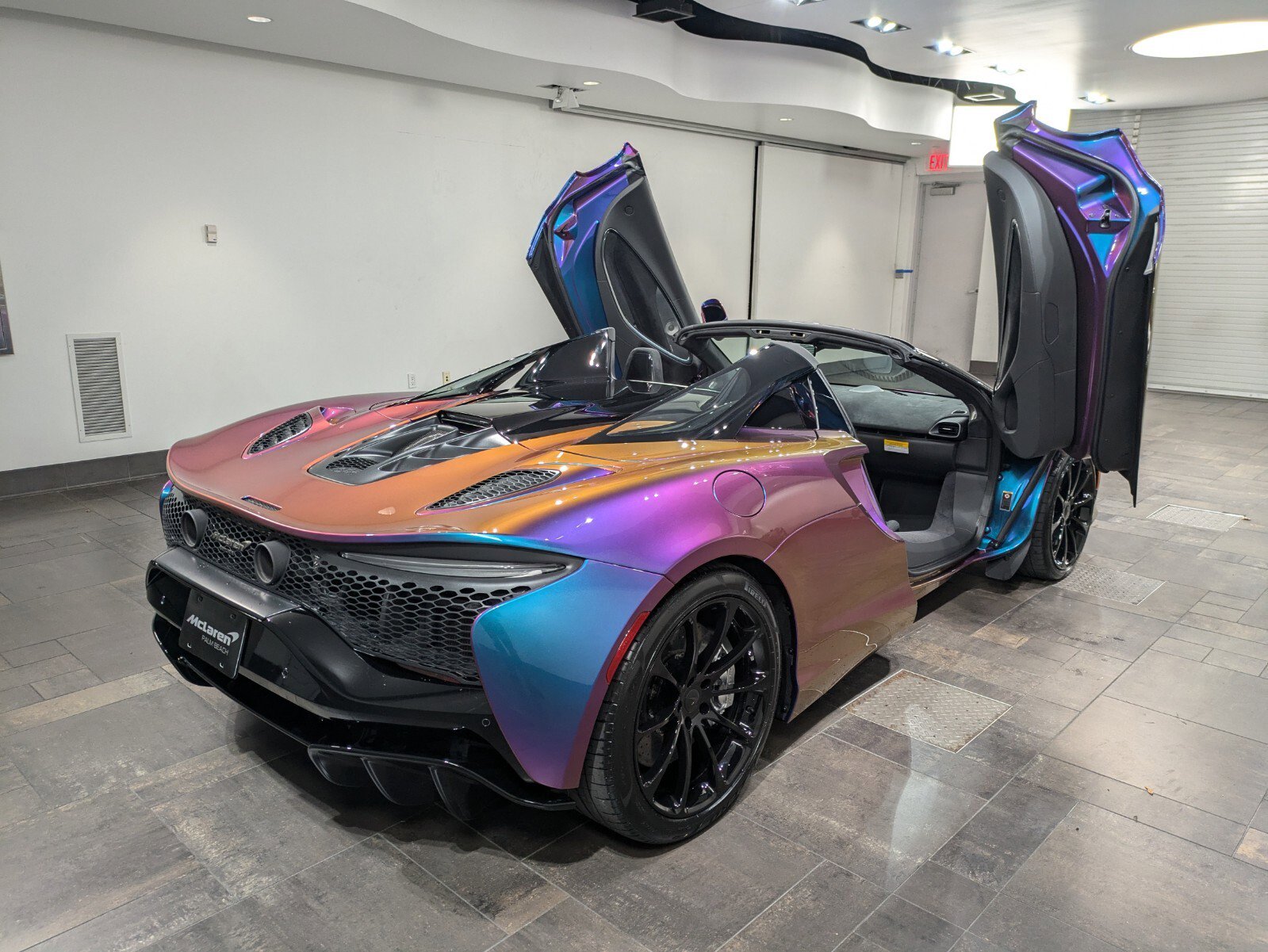 Used 2025 McLaren Artura Spider image 24