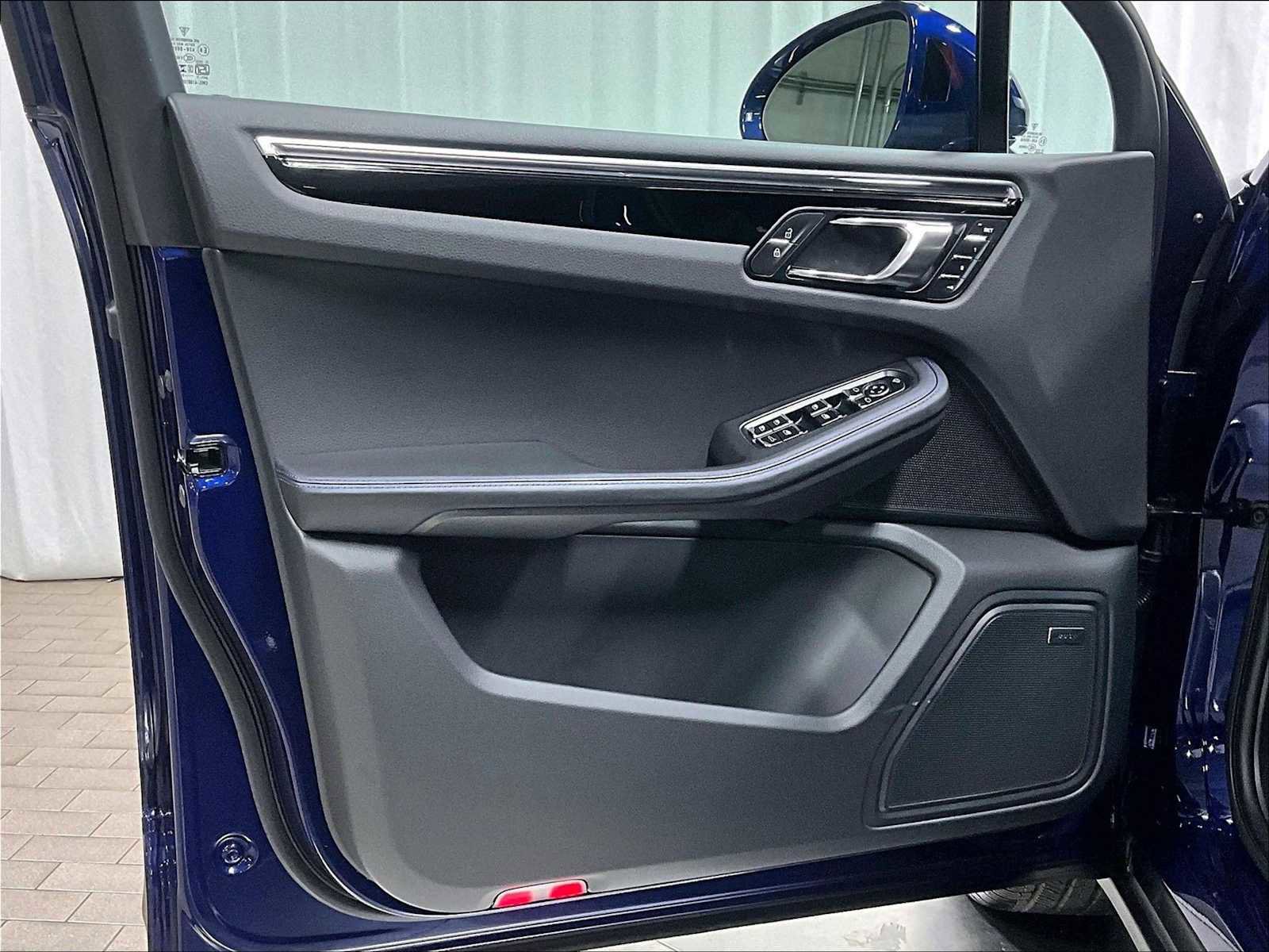 Used 2025 Porsche Macan image 25