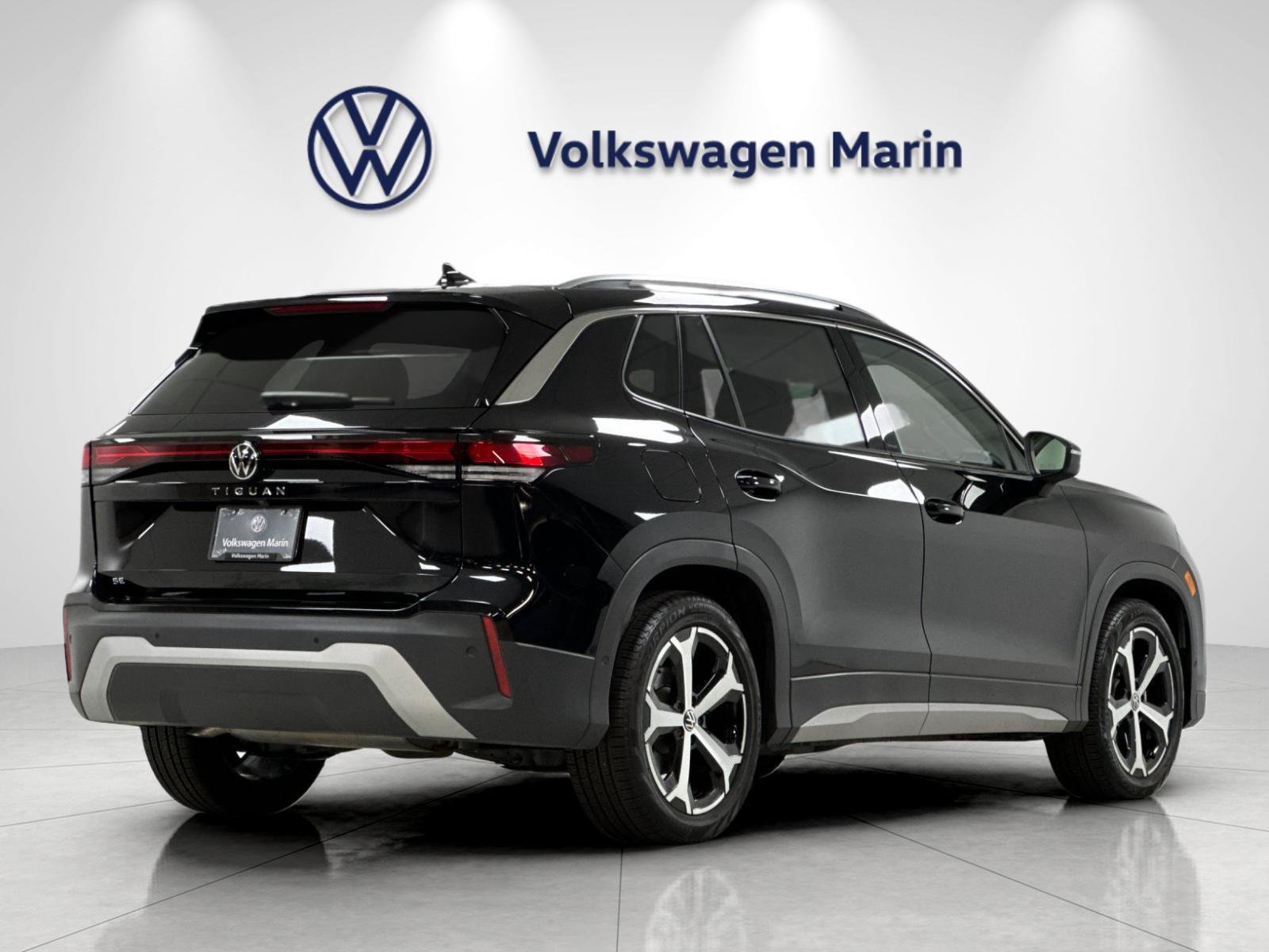 Used 2025 Volkswagen Tiguan SE w/ Panoramic Sunroof Package FWD image 5