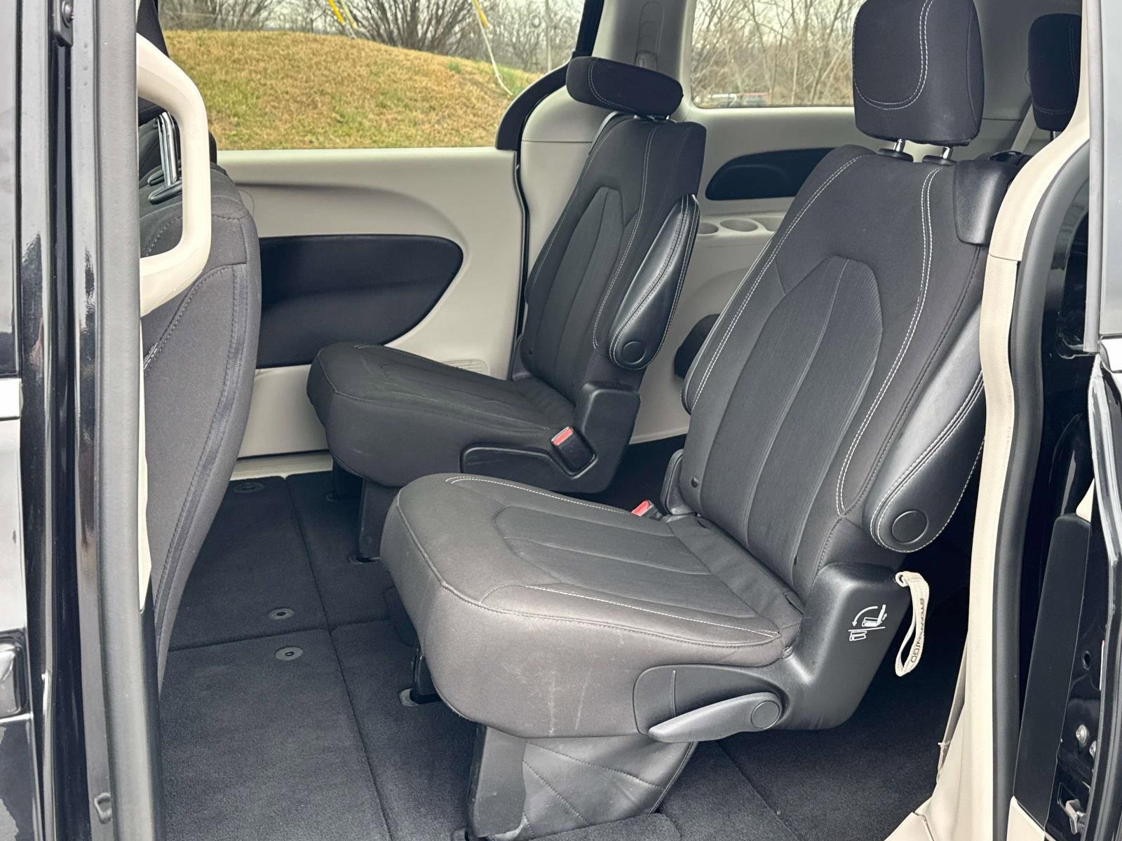 Used 2023 Chrysler Voyager LX image 28