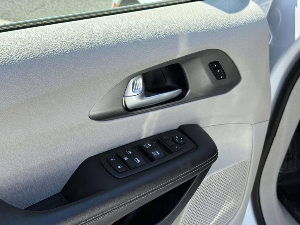 Used 2024 Chrysler Pacifica Touring-L FWD image 32
