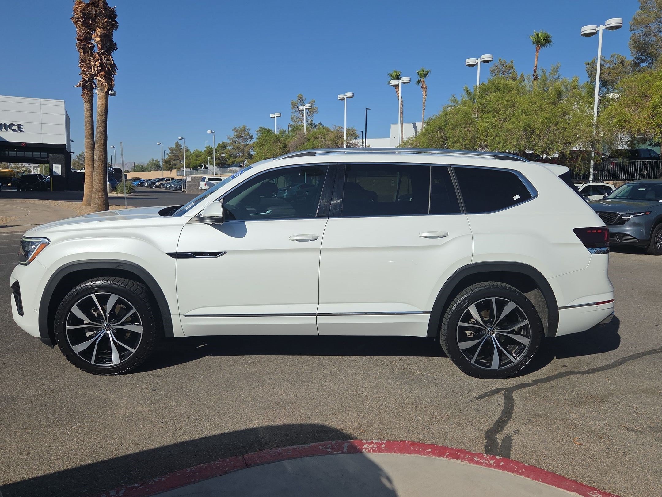 Used 2024 Volkswagen Atlas SEL Premium R-Line AWD/4WD image 2