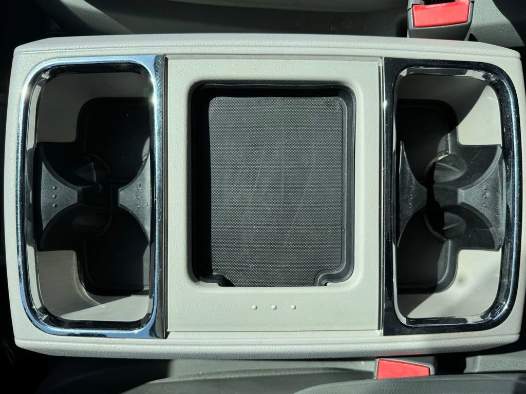 Used 2010 Volkswagen Routan SEL FWD image 21