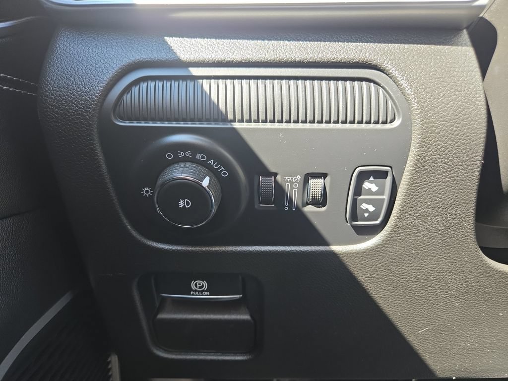 Used 2024 Jeep Wagoneer L Series II w/ Flexible Seating Group AWD/4WD image 24