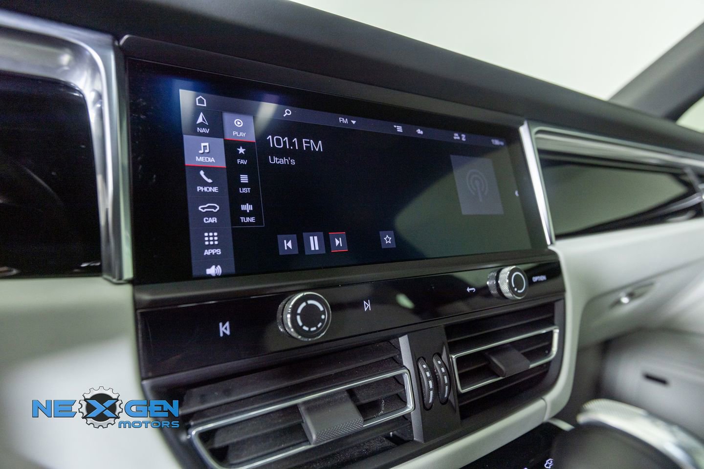 Used 2024 Porsche Macan AWD/4WD image 23