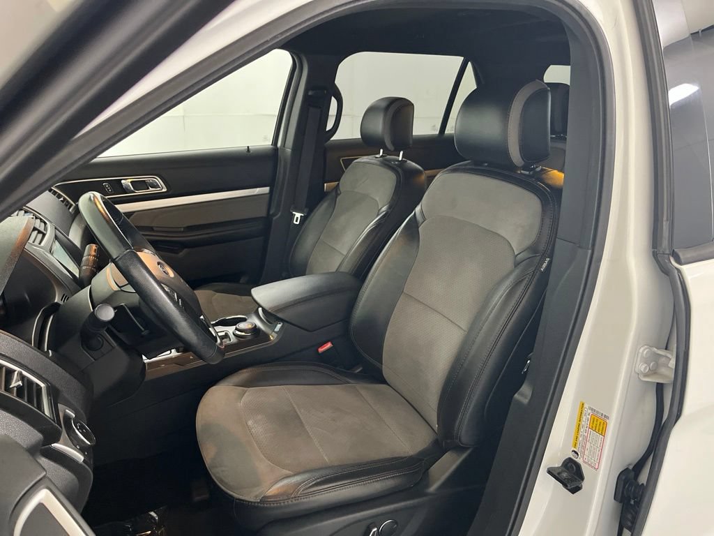 Used 2017 Ford Explorer XLT w/ Equipment Group 202A AWD/4WD image 18